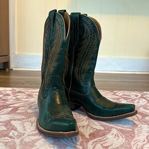 Beautiful deep green Ariat cowboy boot. Size 7